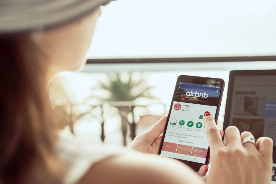 Consumo sanciona con 64 millones de euros a Airbnb por anunciar viviendas sin licencia Consumo sanciona con 64 millones de euros a Airbnb por anunciar viviendas sin licencia