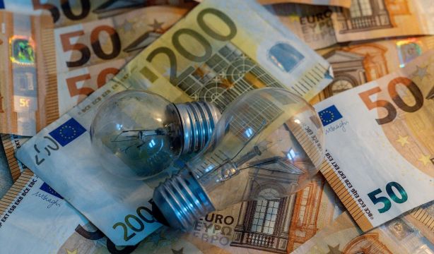 Fechas clave para las rebajas del IVA en la luz, gas y carburantes: cuáles acaban y cuáles siguen
