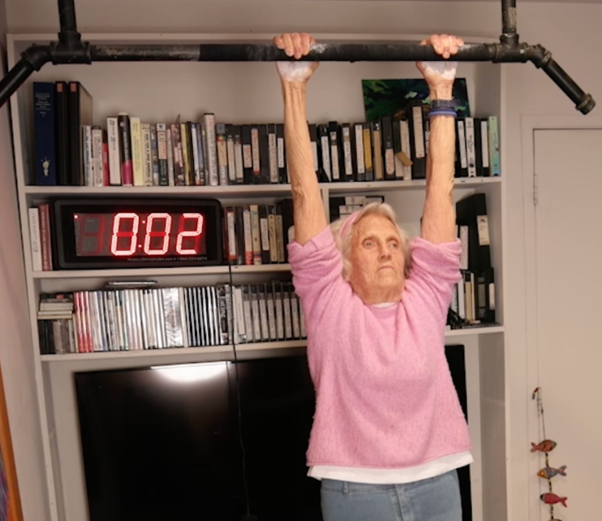 Récord a los 90 años: se convierte en la mujer de mayor edad en sostener su peso en barra (Instagram: @guinnessworldrecords)