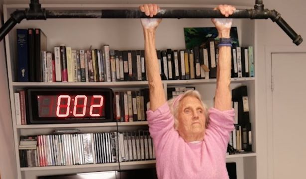 Récord a los 90 años: se convierte en la mujer de mayor edad en sostener su peso en barra (Instagram: @guinnessworldrecords)