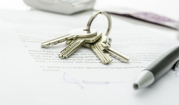 ¿Cuánto tiempo puede estar una casa a nombre de un fallecido?