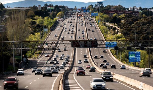 Aviso de la DGT: este gesto con tu coche te puede costar hasta 600 euros de multa