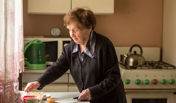 Cocinar en casa una vez por semana: el hábito sencillo que podría proteger la memoria en mayores. Foto: Bigstock.