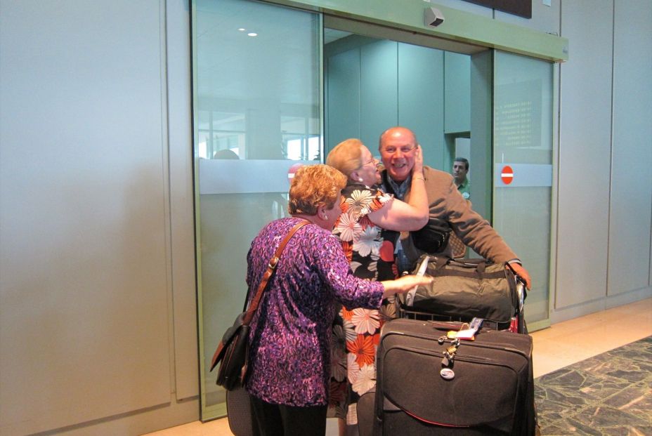 Reencuentro de emigrantes gallegos y familiares en el aeropuerto de Santiago-Rosalía de Castro. Fuente: Europa Press. Reencuentro de emigrantes gallegos y familiares en el aeropuerto de Santiago-Rosalía de Castro. Fuente: Europa Press.