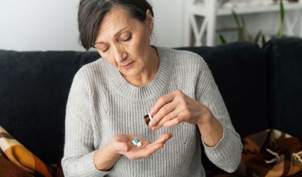 Los errores más comunes al tomar antibióticos que pueden poner en riesgo tu salud. Foto: Bigstock.
