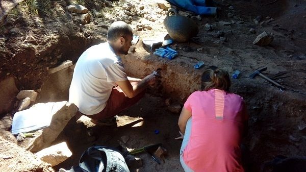 Muestreo para el análisis de tierras raras en la Cueva de la Cocina (Dos Aguas, Valencia, 2021). Fuente: Europa Press. Muestreo para el análisis de tierras raras en la Cueva de la Cocina (Dos Aguas, Valencia, 2021). Fuente: Europa Press.