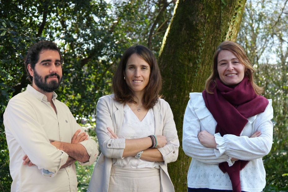 Fernando María de Villar Rosety, Leire Labaka y Josune Hernantes, participantes en el proyecto. Fuente: Europa Press.
