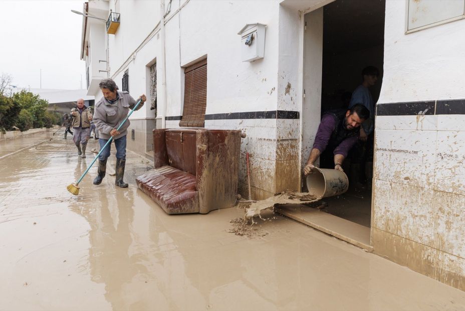 Vecinos del municipio granadino de Villanueva Mesía, se afanan en labores de limpiezas de calles y viviendas tras la grave inundación sufrida por el desbordamiento del río Genil. Fuente: Europa Press.