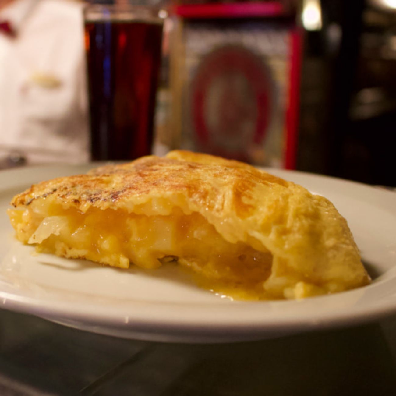 Recetas castizas de Madrid: así hacen la tortilla de patatas en la histórica Bodega de la Ardosa