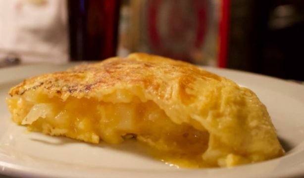 Recetas castizas de Madrid: así hacen la tortilla de patatas en la histórica Bodega de la Ardosa