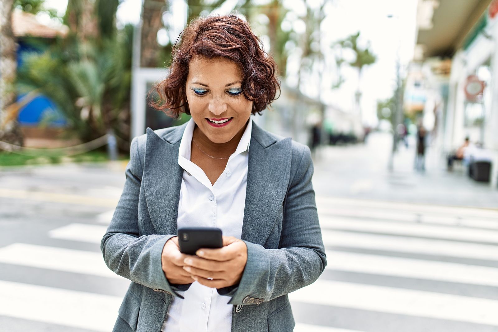 La DGT avisa: esta es la multa por cruzar la calle mirando el móvil