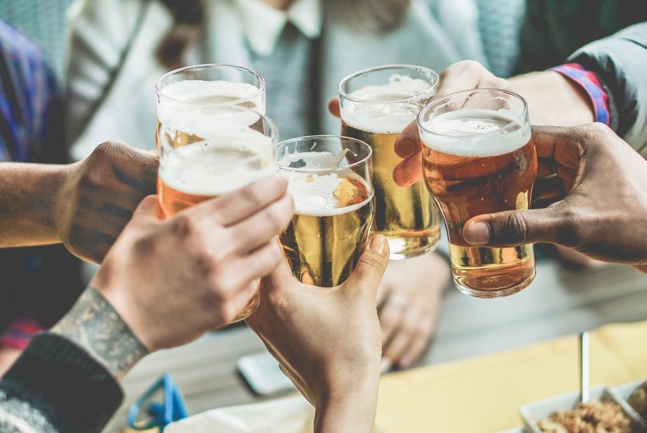 El truco de una nutricionista para que la cerveza engorde menos