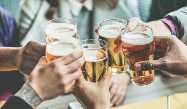 El truco de una nutricionista para que la cerveza engorde menos