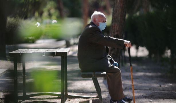 ¿Es legal expulsar a un usuario de una residencia de mayores por el comportamiento de su hijo?