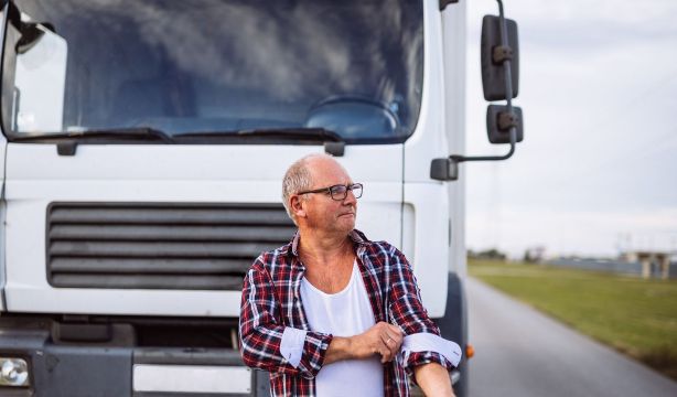 "Es una temeridad que personas de 65 años estén al volante de camiones ocho horas diarias"