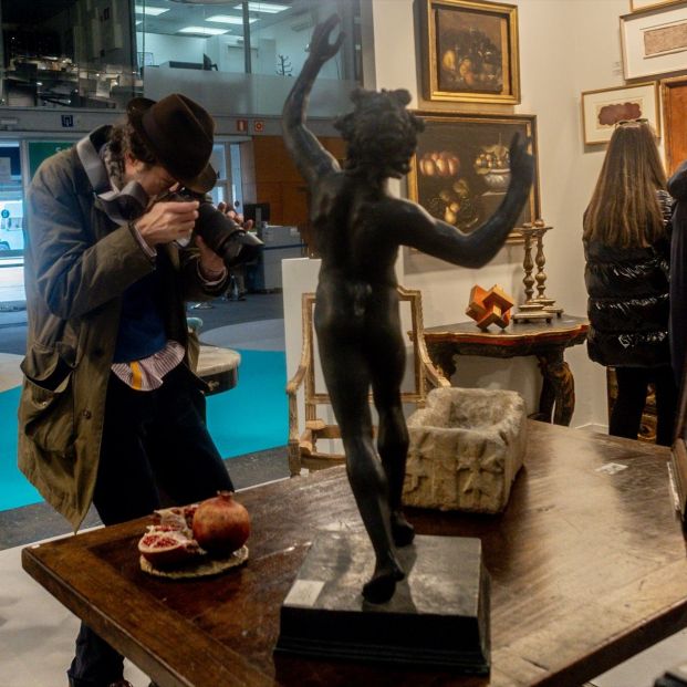 EuropaPress 6597338 varias personas visitan feria arte antik almoneda ifema madrid 22 marzo