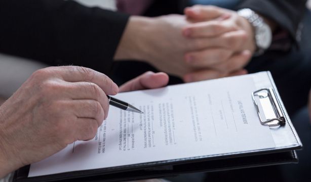 La banca no podrá condicionar la entrega del dinero de un fallecido a que su familia liquide deudas