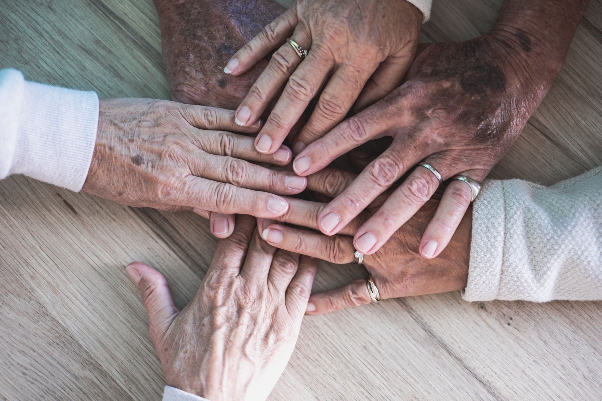 Galicia ampliará el Bono Coidado para llegar a 10.000 personas mayores más y sus familias (Bigstock)