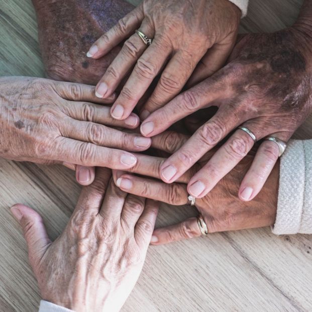Galicia ampliará el Bono Coidado para llegar a 10.000 personas mayores más y sus familias (Bigstock)