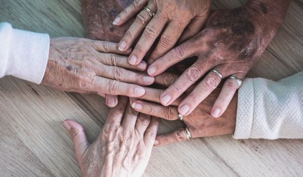 Galicia ampliará el Bono Coidado para llegar a 10.000 personas mayores más y sus familias (Bigstock)