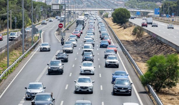 Sumar plantea bajar la velocidad en las autopistas a 110 km/h para reducir el consumo energético