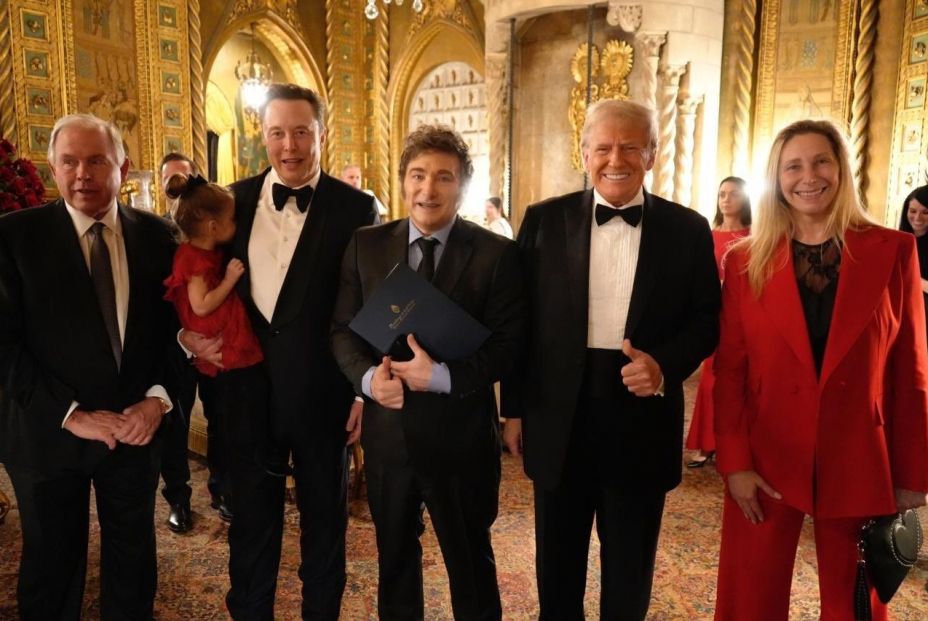El presidente de Argentina, Javier Milei, junto al presidente electo de Estados Unidos, Donald Trump, y el multimillonario Elon Musk. Fuente: Europa Press.