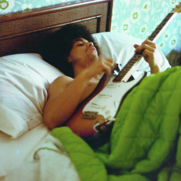 Prince. Prince en la cama con guitarra (c) 1986 Joseph Giannetti.tif