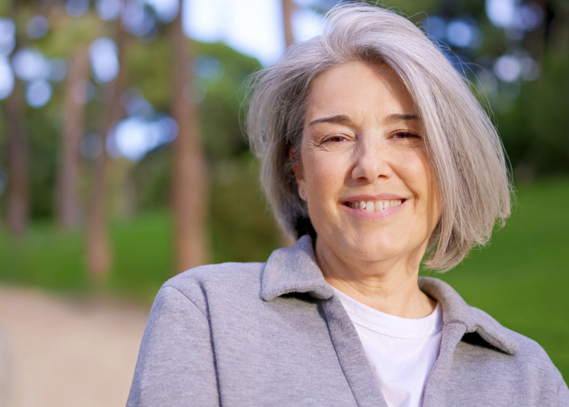 Adiós a las canas amarillas: de esta manera podrás recuperar el pelo blanco