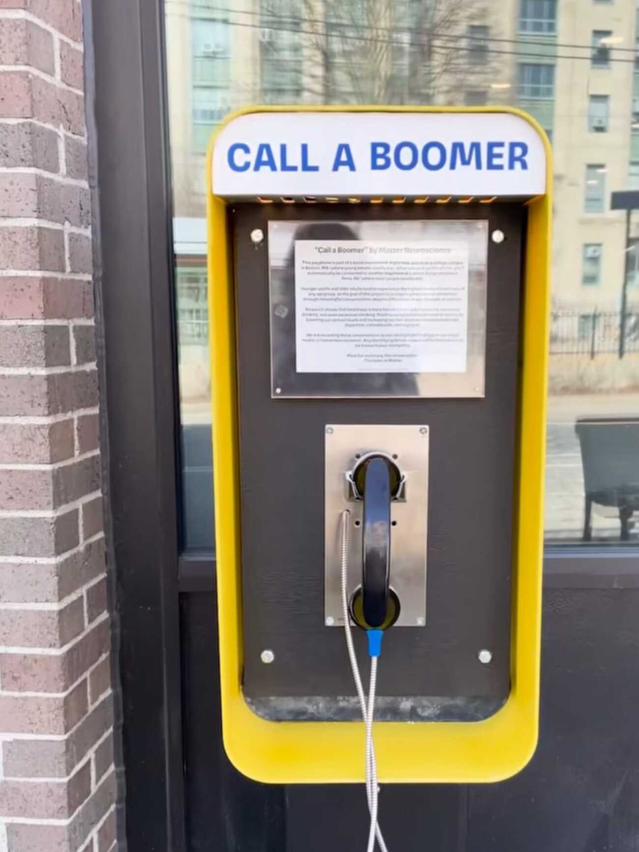 'Call a Boomer', la cabina telefónica que conecta a jóvenes y mayores. Instagram @wcvb5.