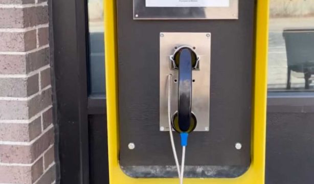 'Call a Boomer', la cabina telefónica que conecta a jóvenes y mayores. Instagram @wcvb5.