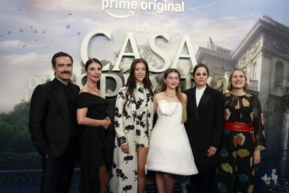 Alfonso Herrera, Maribel Verdú, Fernanda Castillo, Nicole Wallace y Francisca Alegría durante el estreno de ‘La casa de los espíritus’, la nueva serie de Amazon Prime. Fuente: Europa Press.