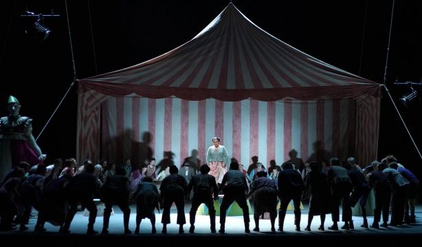 El Teatro Real estrena la ópera cómica 'La novia vendida' por primera vez en 102 años