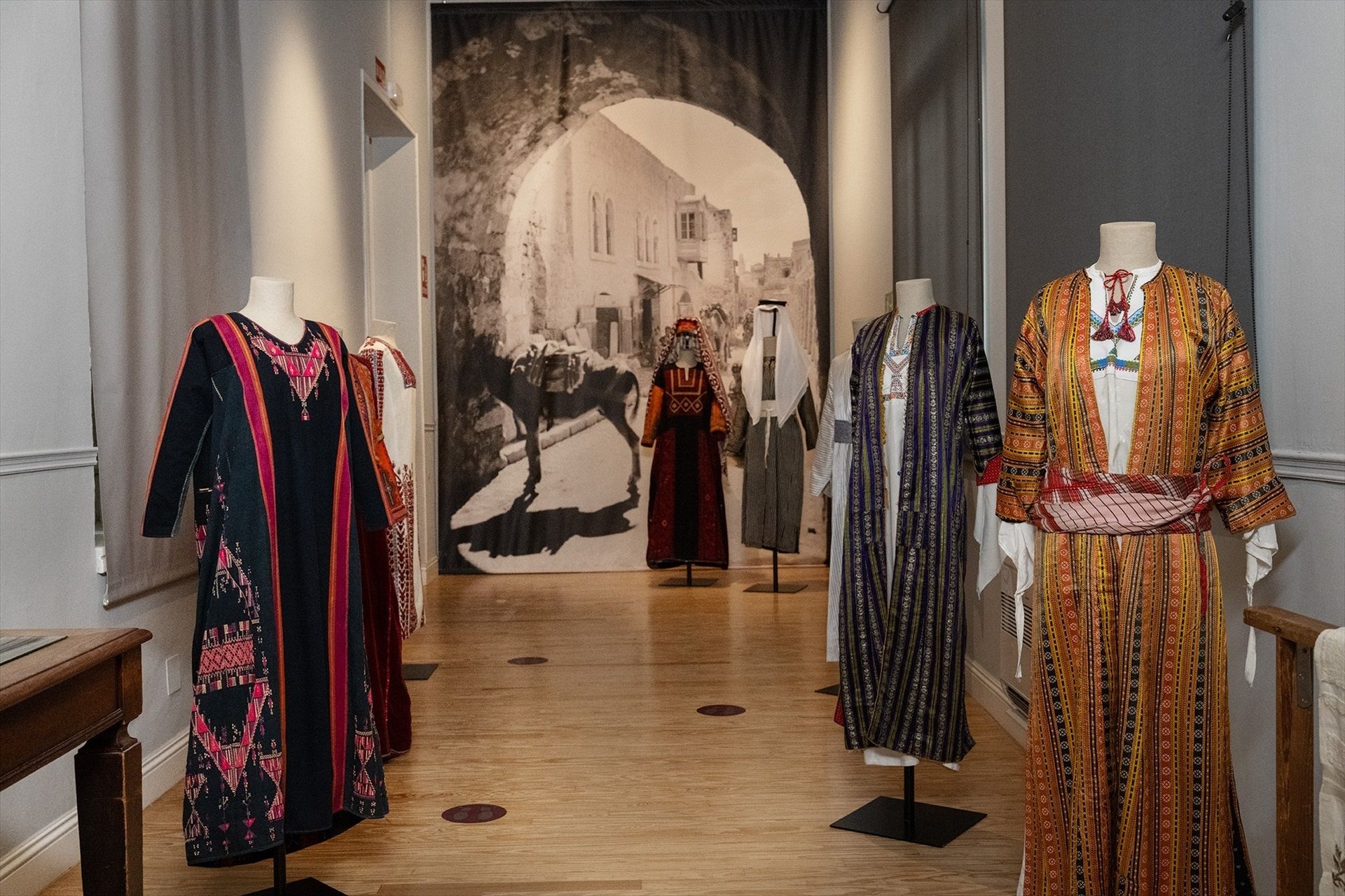 La Real Fábrica de Tapices acoge ‘AL Q'ALA. Hilos de Historia’, un viaje por el bordado palestino. Foto: Europa Press.