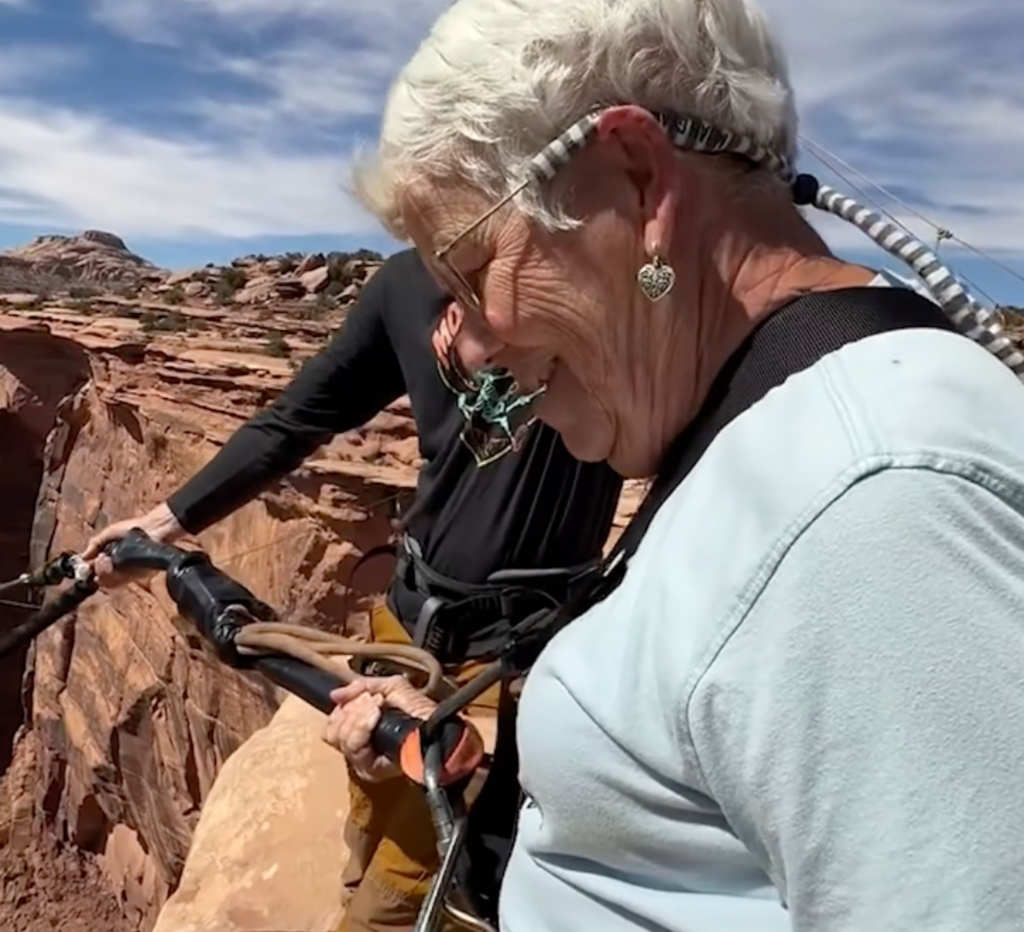 VÍDEO: Prueba el columpio de cuerda más grande de Estados Unidos a los 78 años y conquista las redes (Instagram: @moabswingers)