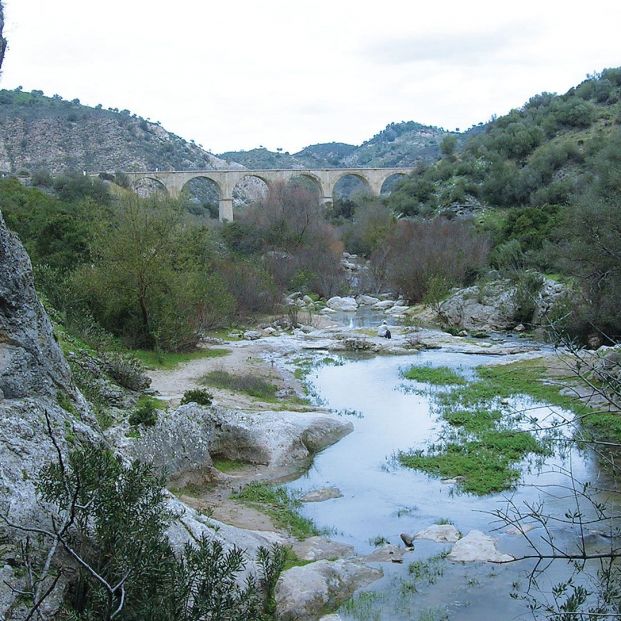 Río Guadalporcún y viaducto en la Vía Verde de la Sierra