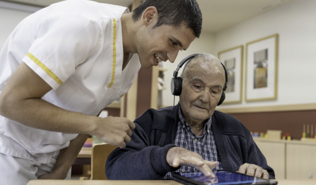 España avanza hacia un modelo de cuidados más humanizado con impulso institucional y social