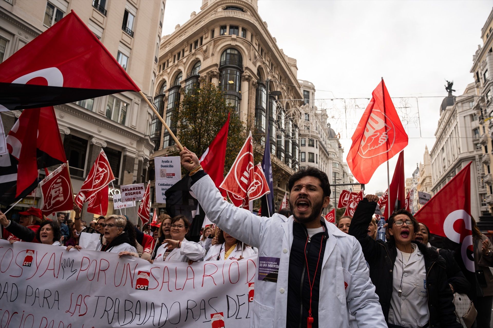 Precariedad en el sector de los cuidados: "La mayoría tienen sueldos base por debajo del SMI"