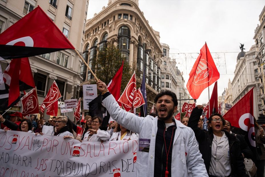 Precariedad en el sector de los cuidados: "La mayoría tienen sueldos base por debajo del SMI"