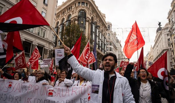 Precariedad en el sector de los cuidados: "La mayoría tienen sueldos base por debajo del SMI"
