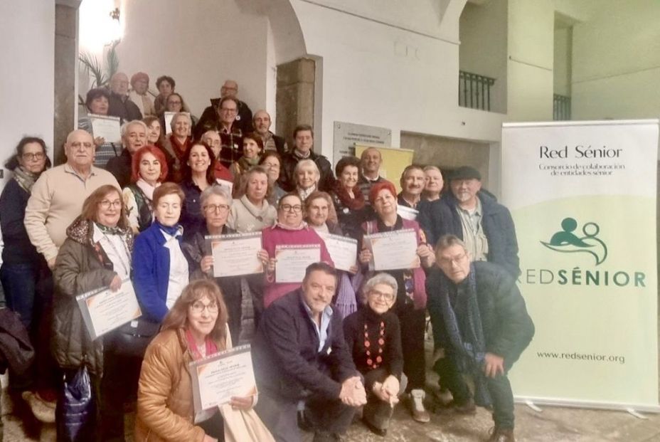 Participantes en el proyecto 'IA Sénior' que ha financiado la Diputación de Cáceres. Fuente: Europa Press.