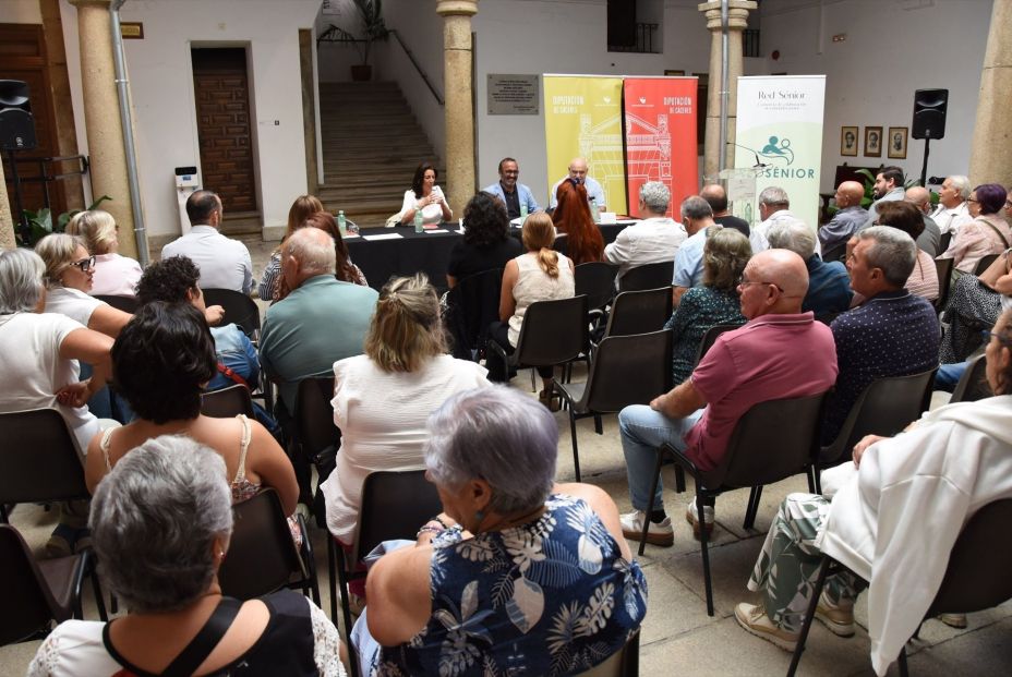 Presentación en Plasencia el proyecto 'IA Senior' que busca convertir a las personas mayores en agentes activos de innovación. Fuente: Europa Press.