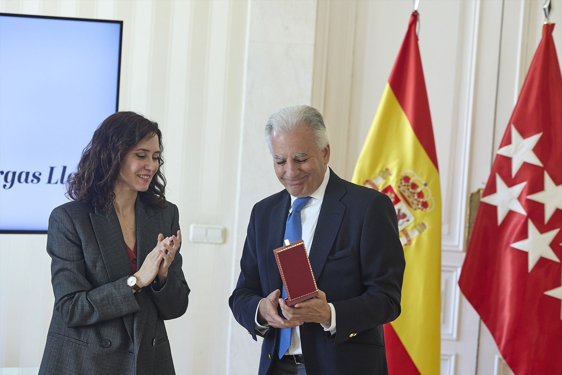 Vargas Llosa recibe a título póstumo la Medalla de las Artes de la Comunidad de Madrid