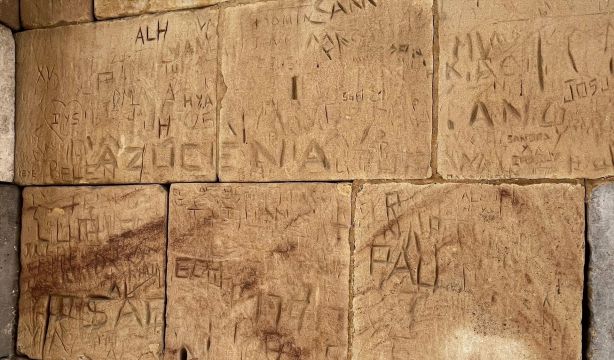 El vandalismo golpea el Templo de Debod, un monumento único de más de 2.000 años en Madrid. Fuente: Europa Press.