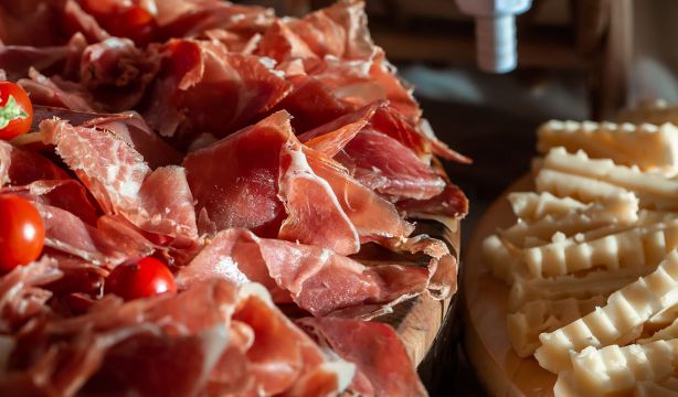 Cómo recuperar el sabor y la textura del jamón envasado de forma rápida. Foto: Bigstock.