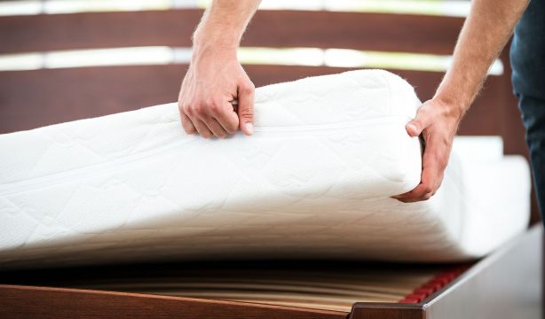 El truco casero para eliminar las manchas del colchón sin gastar dinero en aparatos. Foto: Bigstock.