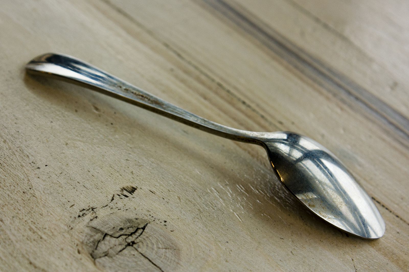 ¿Por qué los expertos aconsejan poner una cuchara en la ventana?