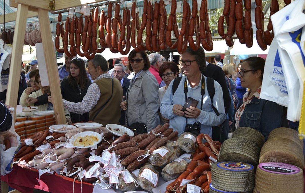 Malaga rebosa de fiestas gastronómicas donde disfrutar embutidos y demás productos típicos 