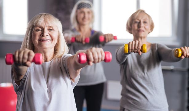 ¡Fortalece tus huesos! El ejercicio que deben hacer las mujeres postmenopáusicas con osteopenia