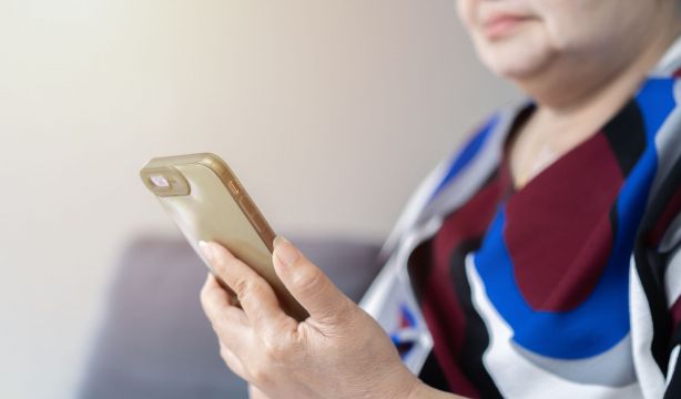 Murcia lanza el teléfono 065 para atender a personas mayores en situación de soledad no deseada (Bigstock)