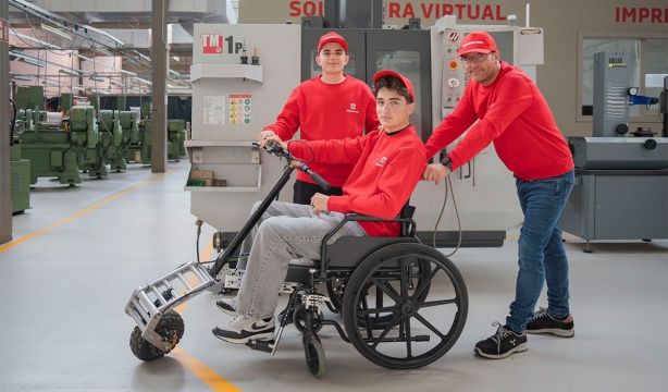 Estudiantes crean un sistema eléctrico que convierte cualquier silla de ruedas en autónoma. Foto: Europa Press.